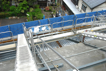 建築屋根部打設用・昇降用に設置